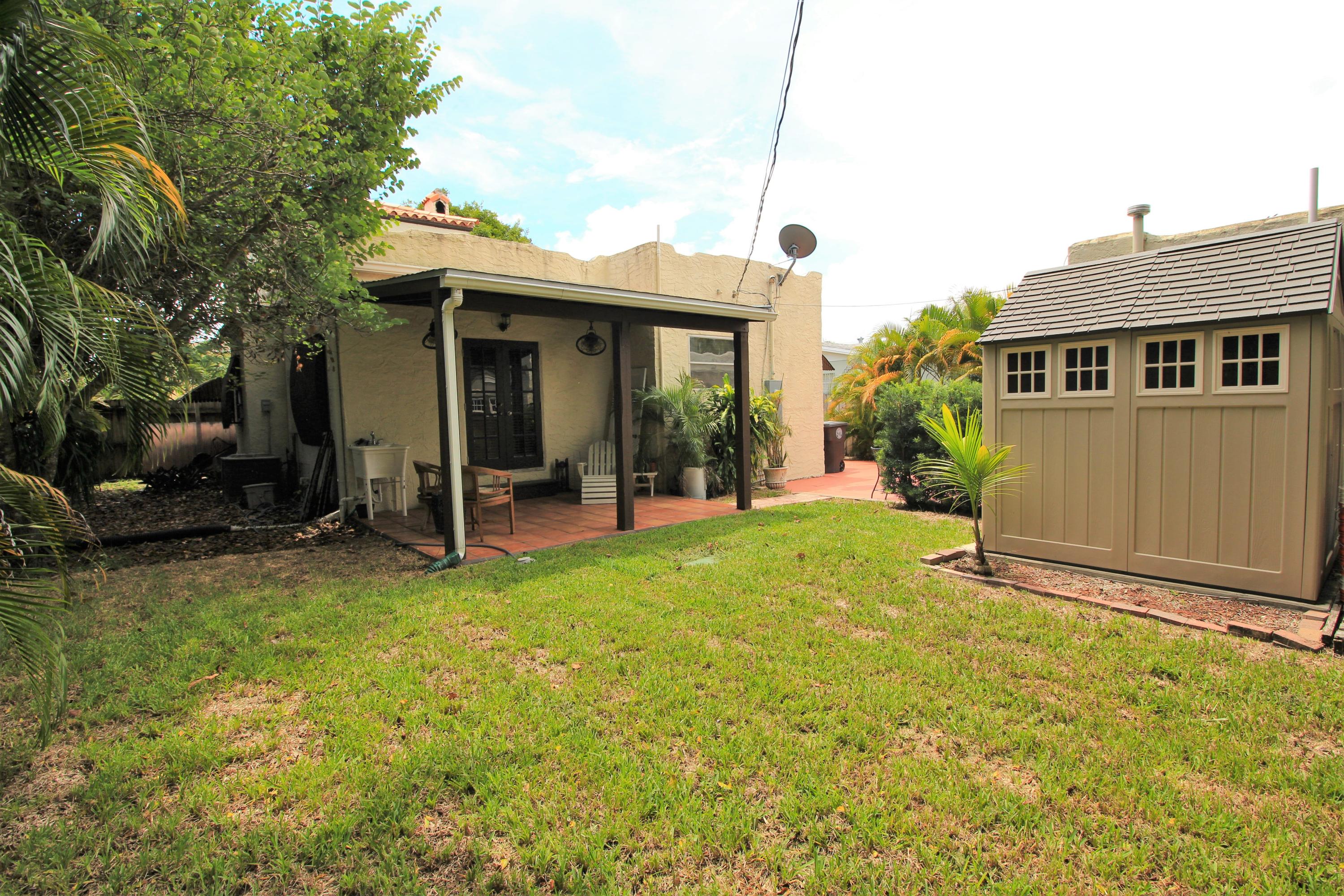 909 Andrews Road West Palm Beach, FL 33405 - Photo 27 of 33 Back yard