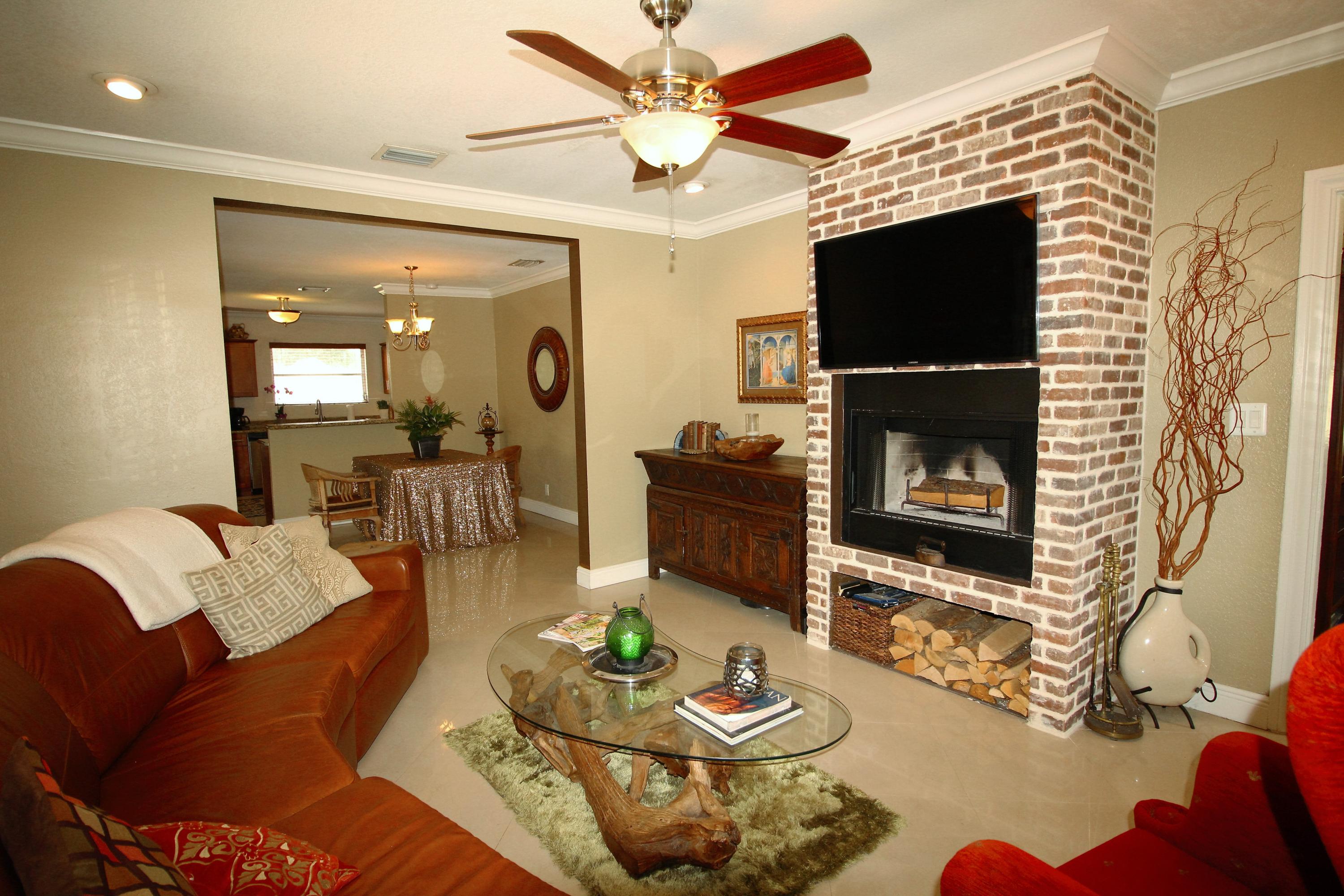 909 Andrews Road West Palm Beach, FL 33405 - Photo 5 of 33 Living room