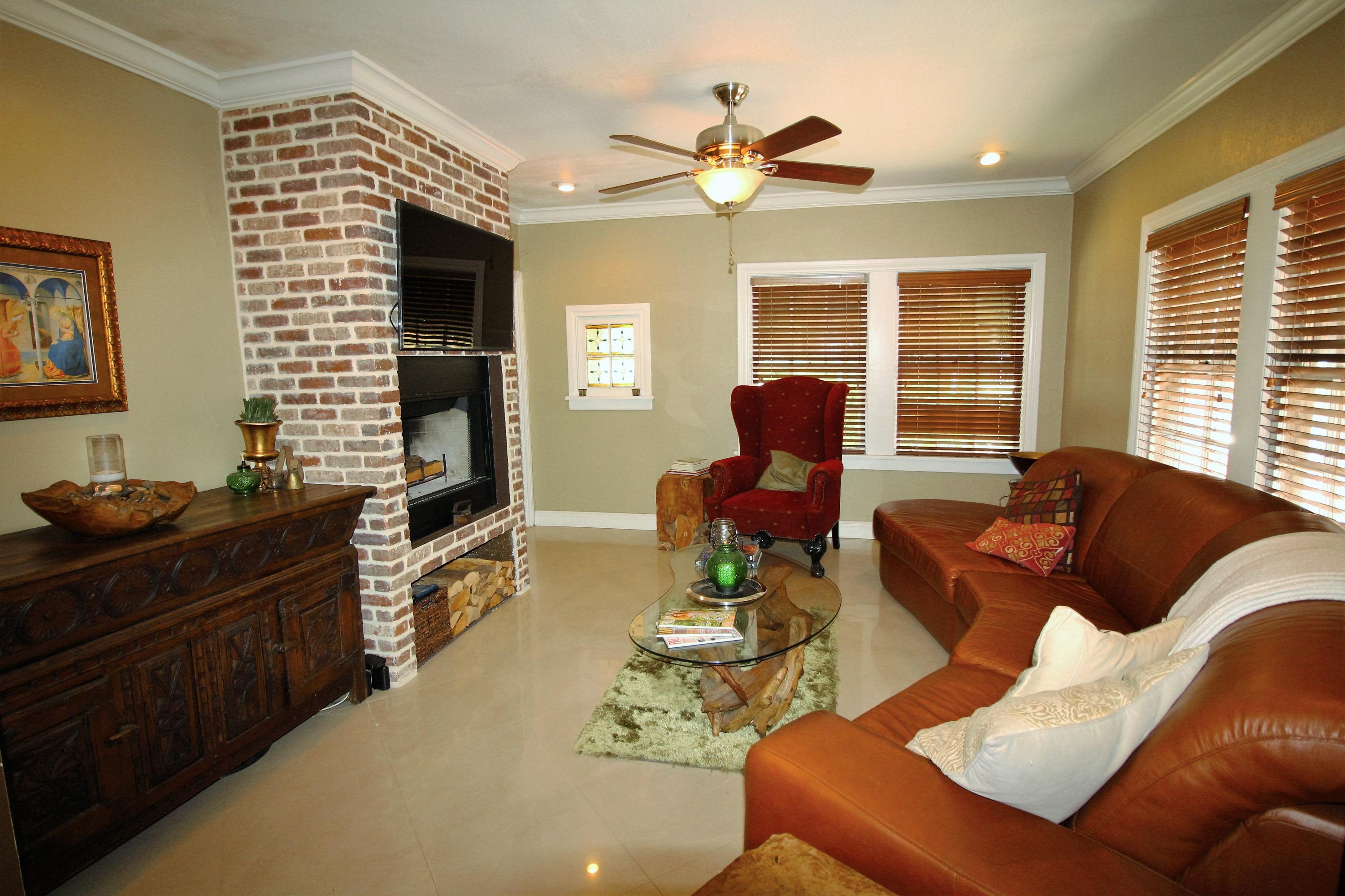 909 Andrews Road West Palm Beach, FL 33405 - Photo 6 of 33 Living room