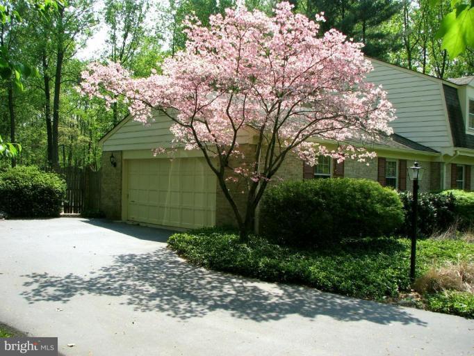 10213 Old Hunt Road Vienna, VA 22181 - Photo 20 of 25 Garage 1