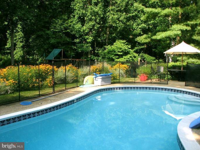 10213 Old Hunt Road Vienna, VA 22181 - Photo 8 of 25 Swimming Pool