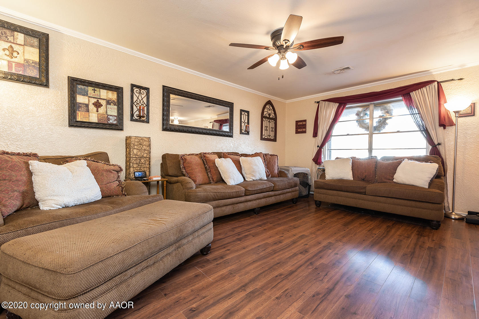 6017 Calumet Road Amarillo, TX 79106 - Photo 4 of 31 a living room with furniture and a large window