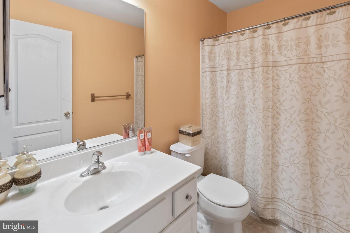 112 Featherstone Place Frederick, MD 21702 - Photo 12 of 27 Second level full bathroom.
