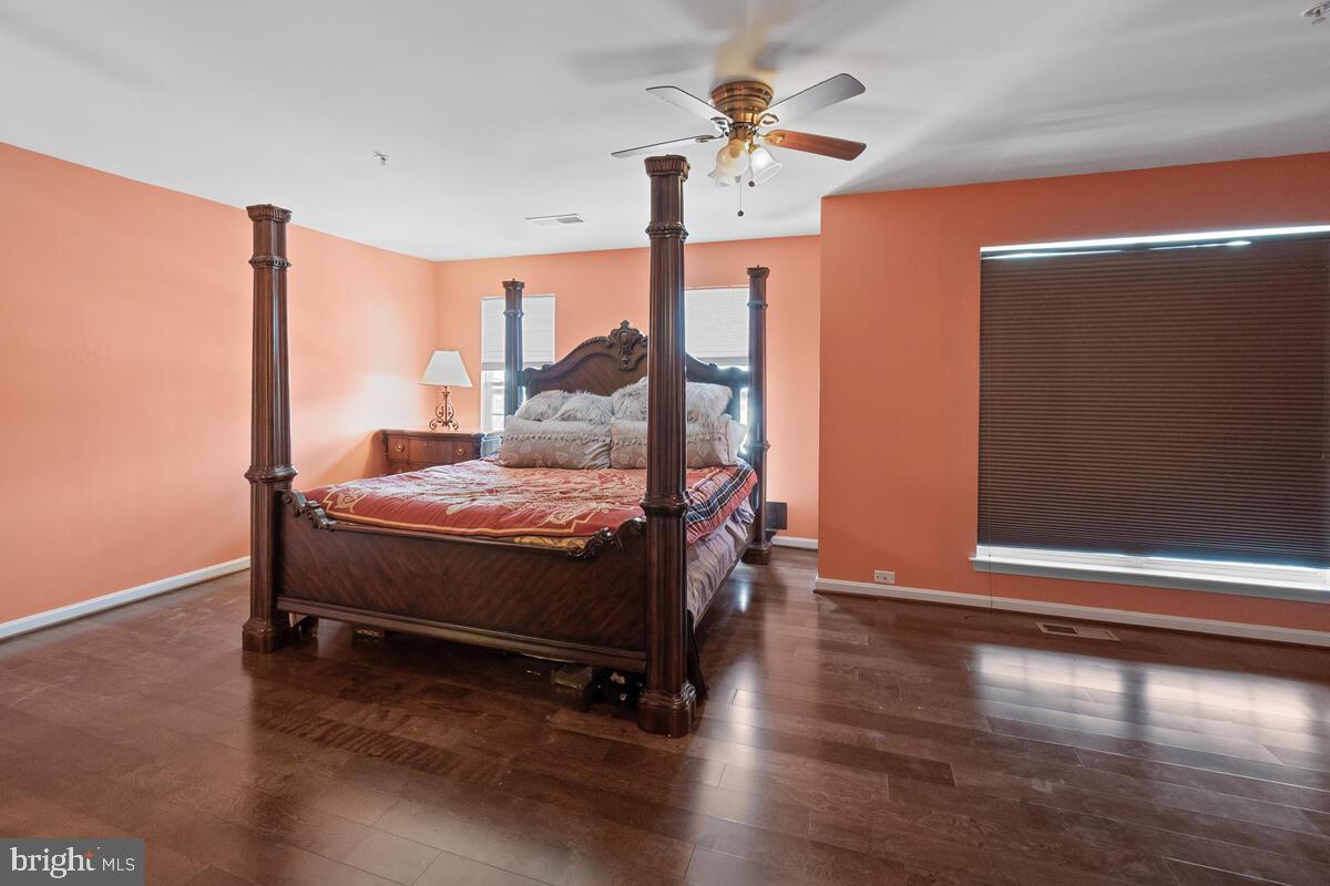112 Featherstone Place Frederick, MD 21702 - Photo 15 of 27 Master suite with walk in closet on third level.