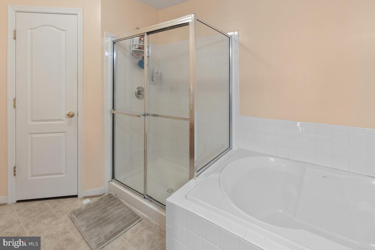 112 Featherstone Place Frederick, MD 21702 - Photo 17 of 27 Standing shower and a soaking tub.