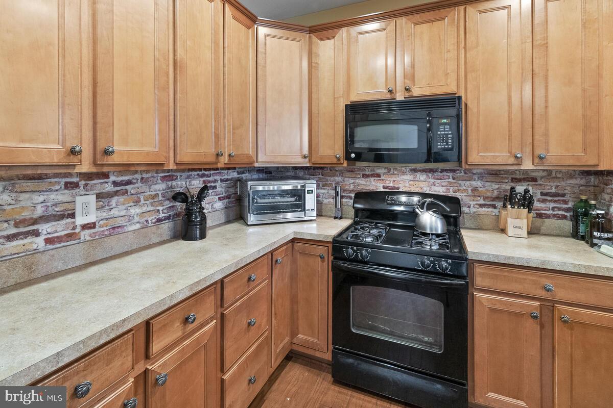 112 Featherstone Place Frederick, MD 21702 - Photo 6 of 27 Perfect kitchen to cook and entertain.