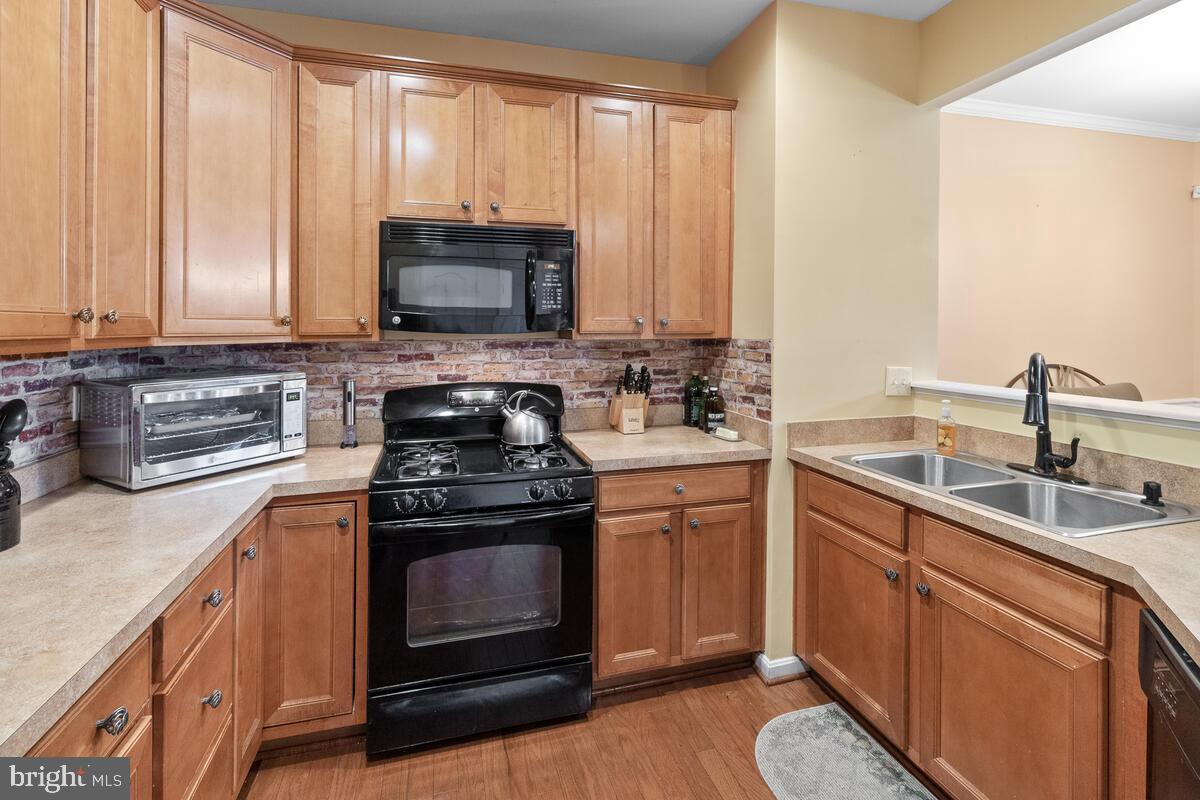 112 Featherstone Place Frederick, MD 21702 - Photo 7 of 27 Gorgeous counters and cabinets.
