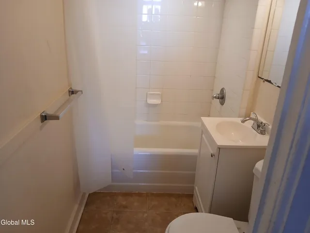 $1,125 | 1826 3rd Avenue, Unit 2, Watervliet, NY 12189