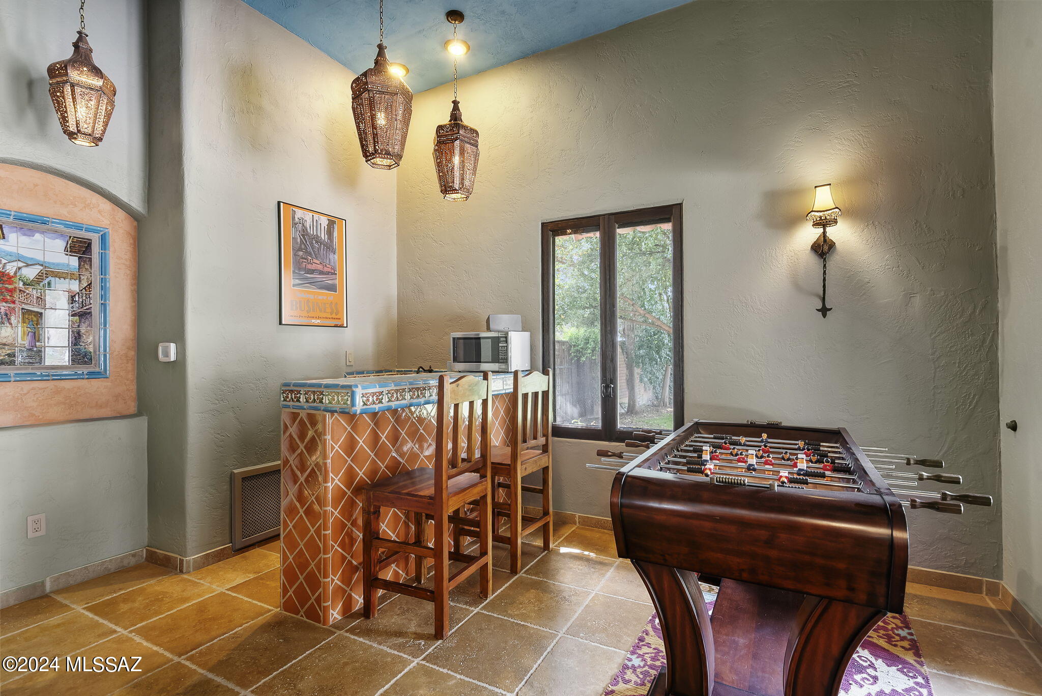 45 Clark Crossing Road Tumacacori, AZ 85640 - Photo 26 of 50 a bedroom with a table and chairs