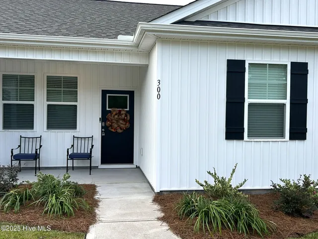 $2,300 | 300 North Atlantic Avenue, Wilmington, NC 28411