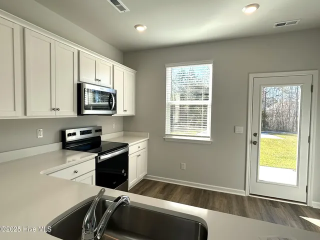 $2,300 | 300 North Atlantic Avenue, Wilmington, NC 28411