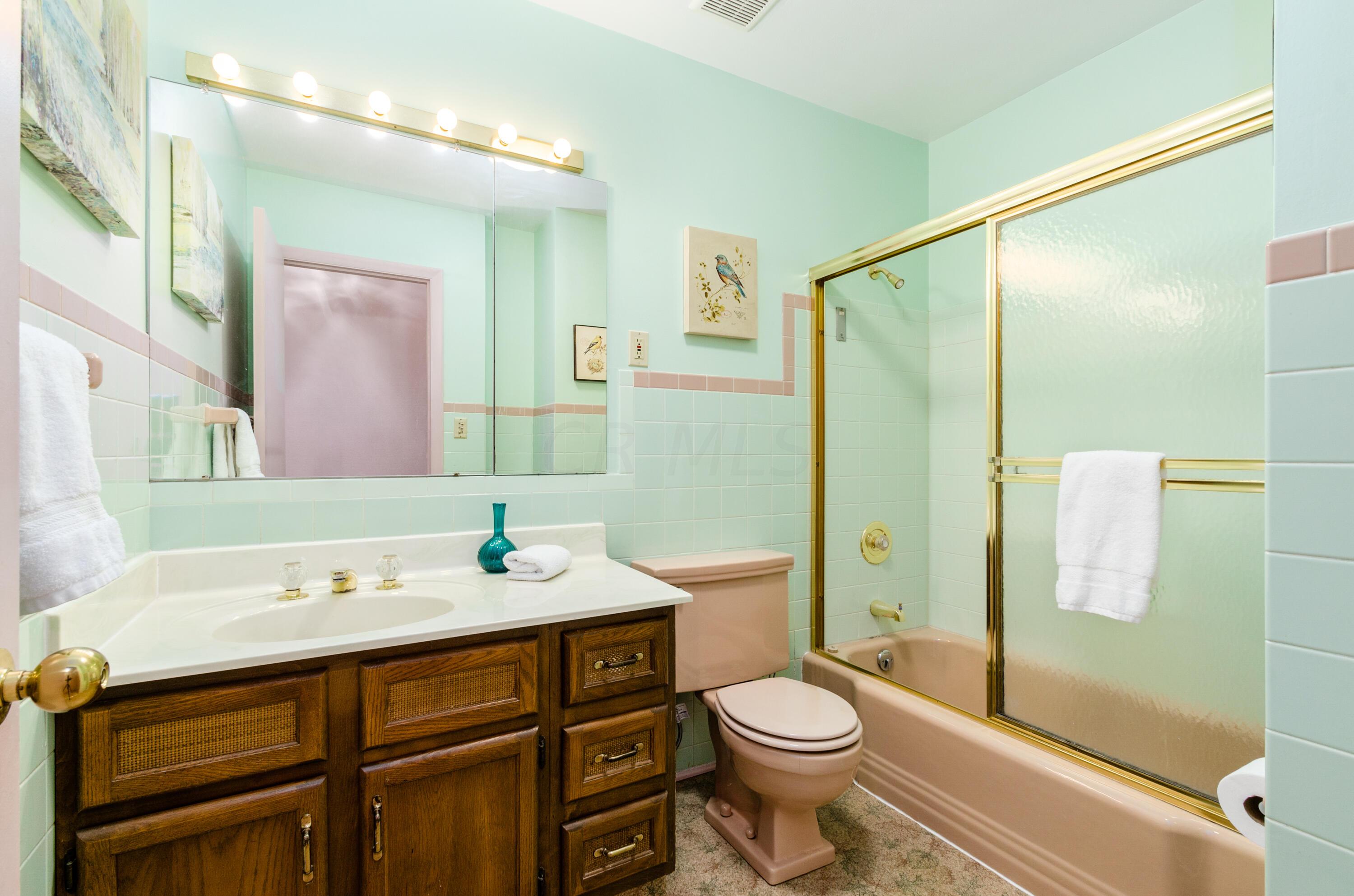 6665 Merwin Road Columbus, OH 43235 - Photo 19 of 58 Upper level hall bath/blush pink and mint green tile-so '60's!