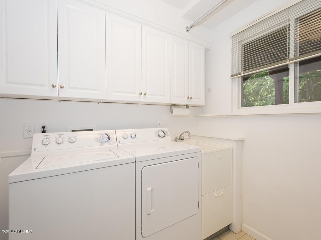 6 Crawford Terrace Riverside, CT 06878 - Photo 24 of 29 a utility room with dryer and washer