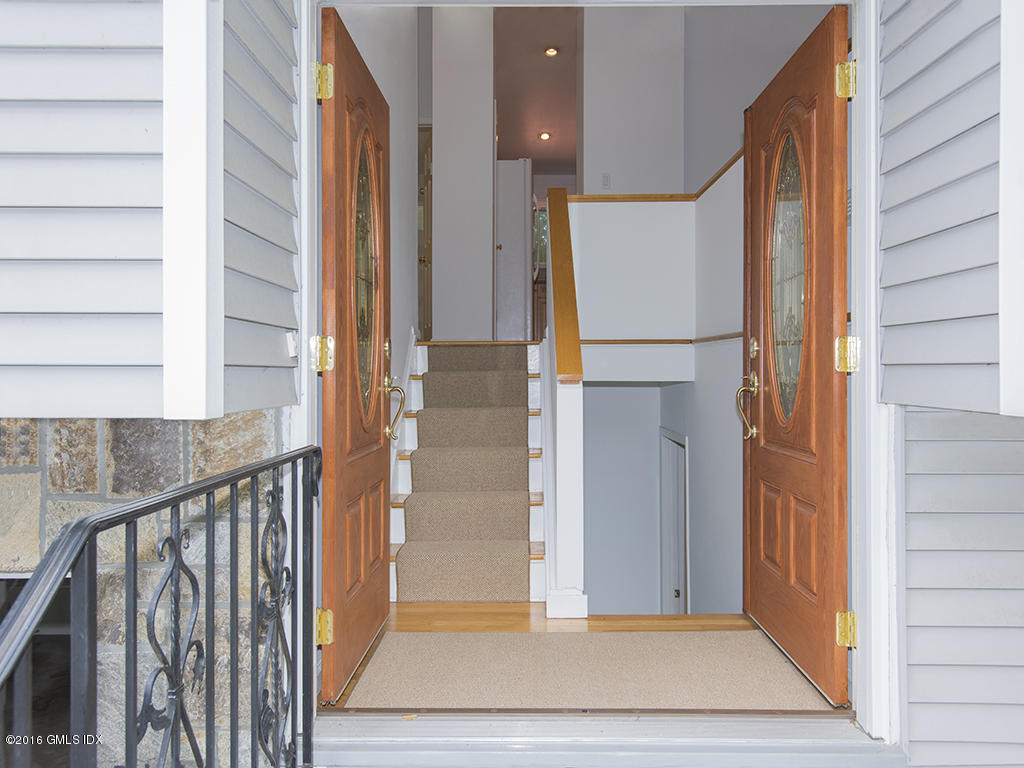 6 Crawford Terrace Riverside, CT 06878 - Photo 4 of 29 a view of entryway