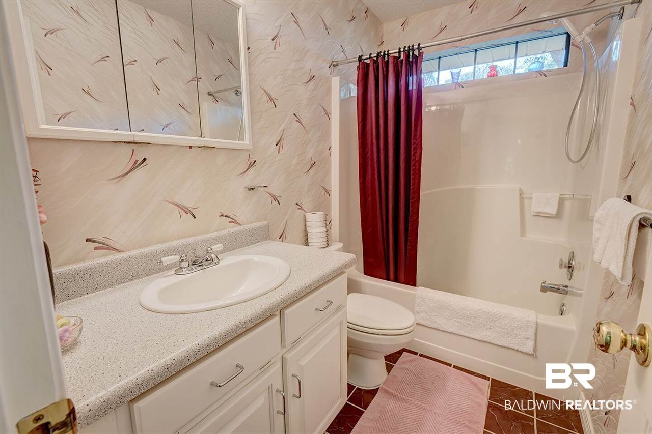 10210 Willis Road Foley, AL 36535 - Photo 17 of 26 Guest Bath