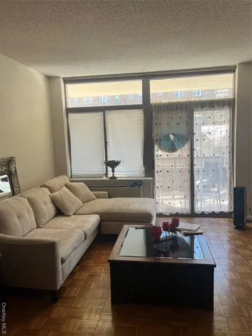 $557,000 | 35 North Chatsworth Avenue, Unit 2Q, Larchmont, NY 10538