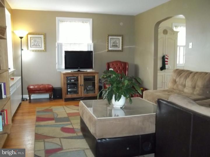302 Glen Ridge Road Havertown, PA 19083 - Photo 2 of 22 Living Room