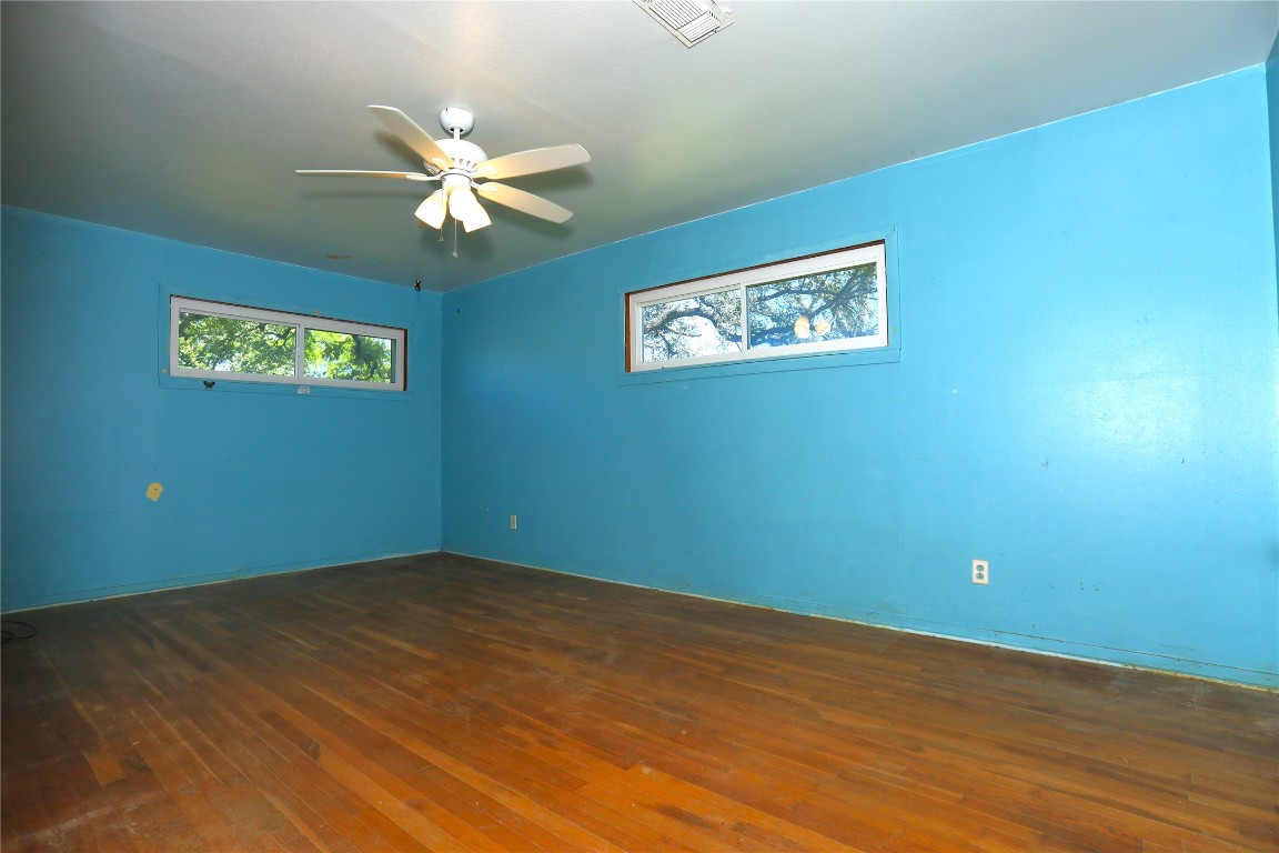 700 Wesley Drive Clute, TX 77531 - Photo 12 of 27 an empty room with a window and ceiling fan