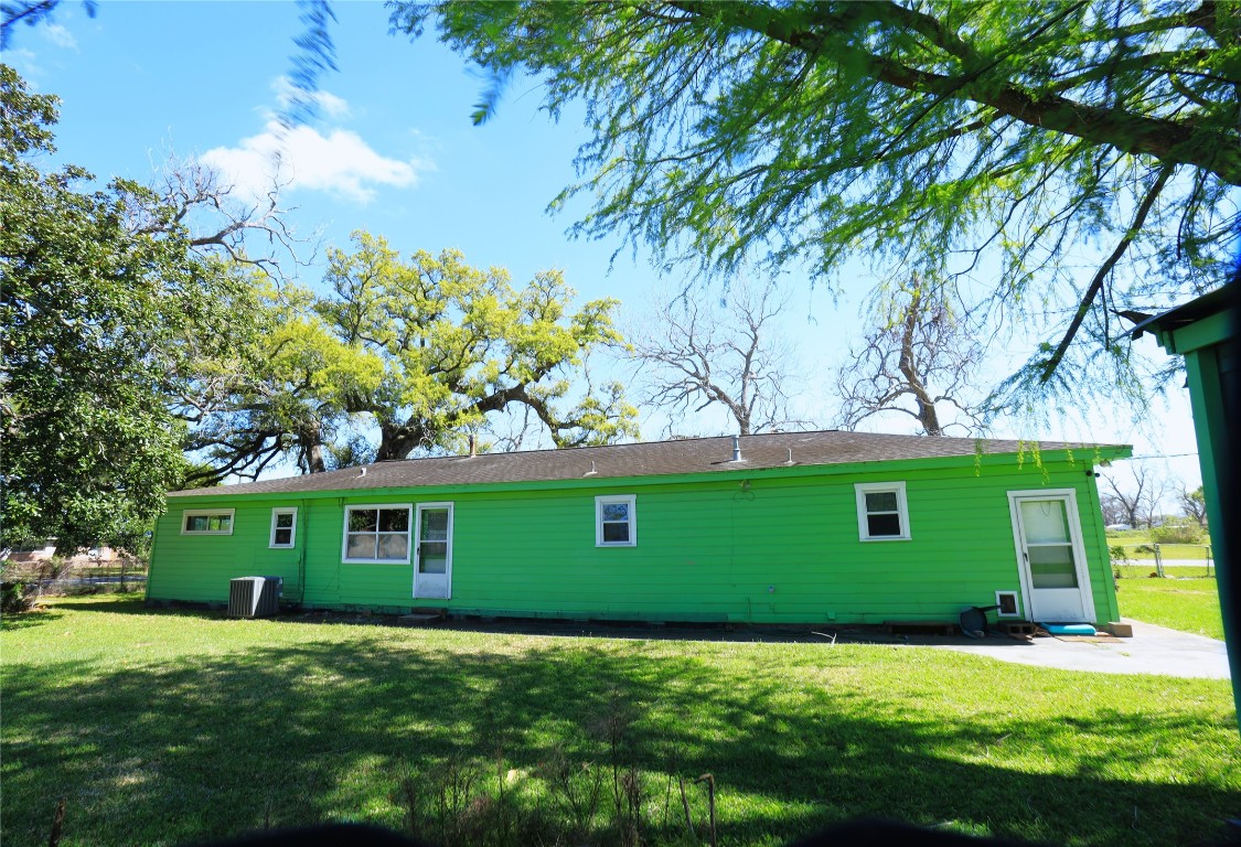 700 Wesley Drive Clute, TX 77531 - Photo 20 of 27 a front view of a house with a garden