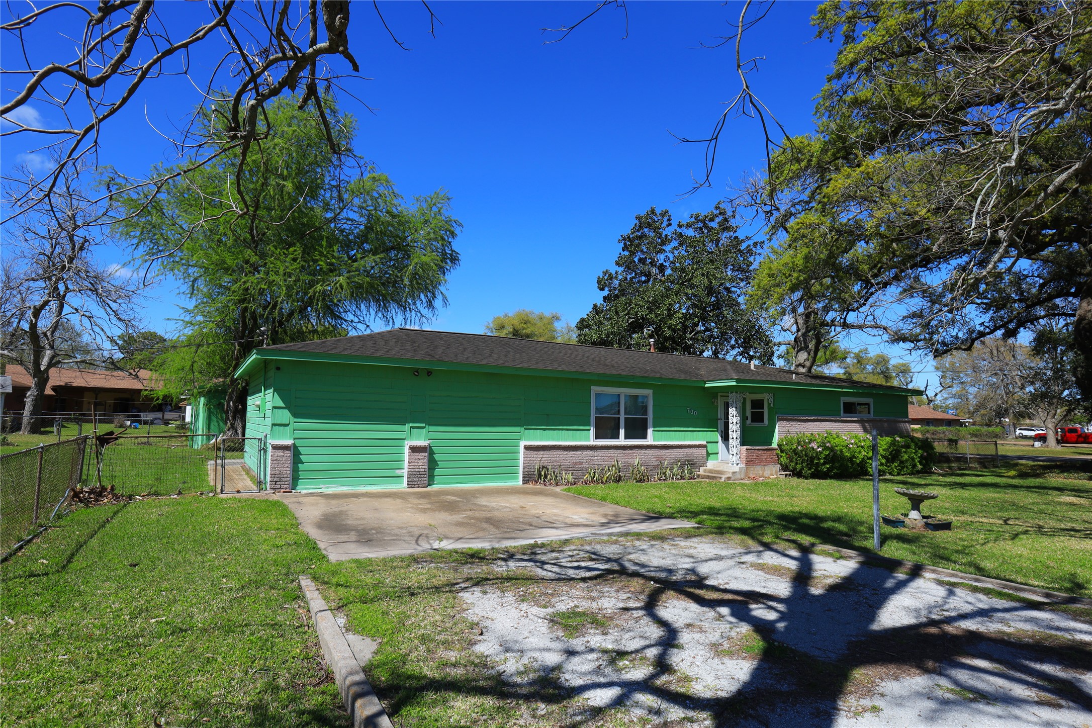 700 Wesley Drive Clute, TX 77531 - Photo 21 of 27 a view of outdoor space yard and green space