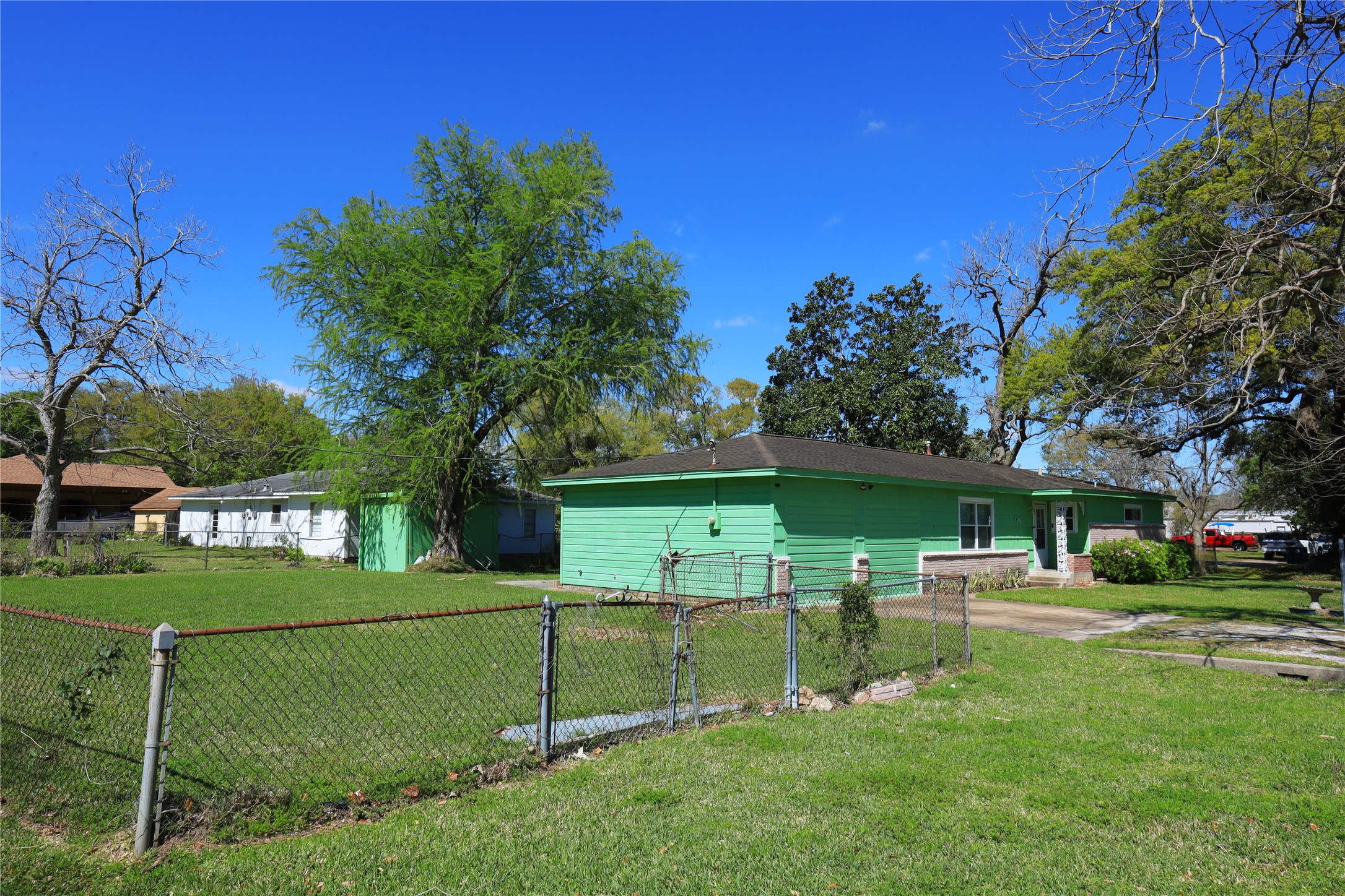 700 Wesley Drive Clute, TX 77531 - Photo 22 of 27 a view of a house with a big yard