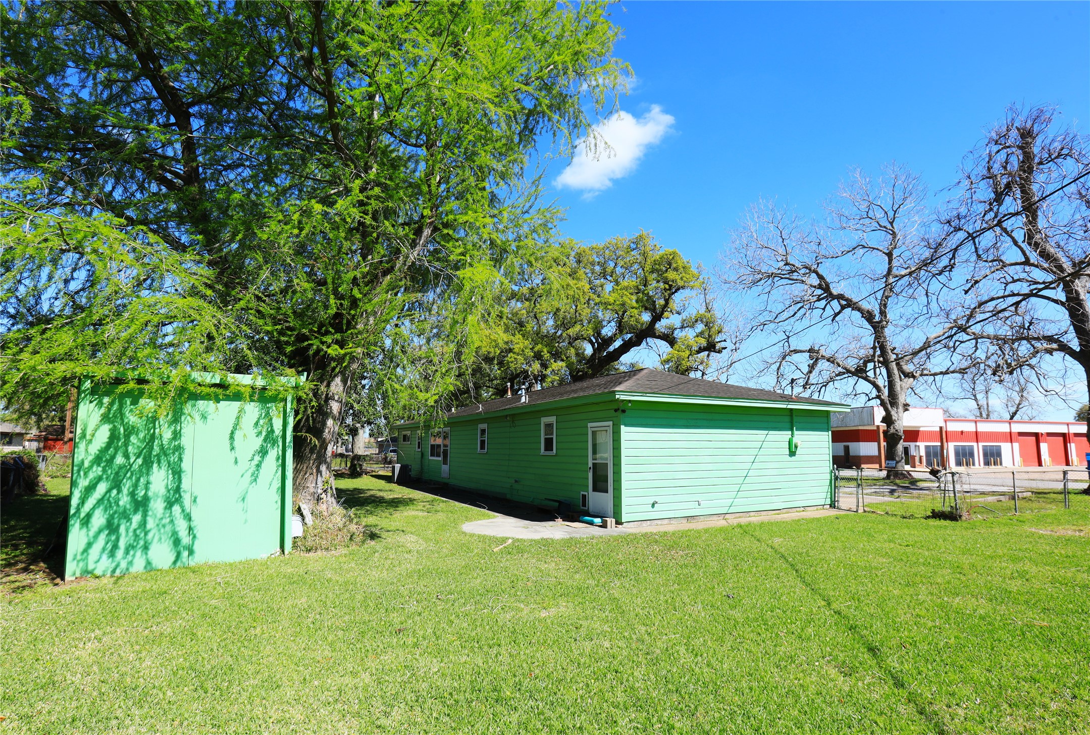 700 Wesley Drive Clute, TX 77531 - Photo 23 of 27 a view of a back yard of the house