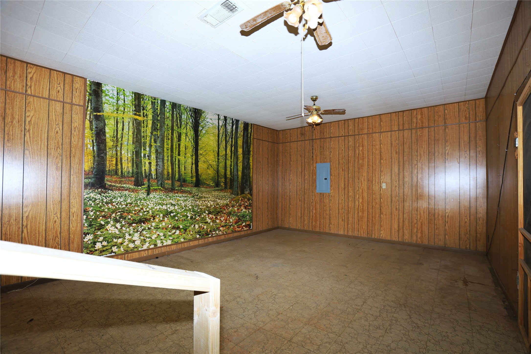 700 Wesley Drive Clute, TX 77531 - Photo 10 of 27 a view of entryway with hardwood