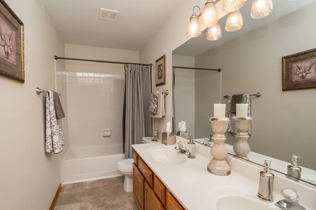 $525,000 | 1582 Dogwood Drive, Crystal Lake, IL 60014