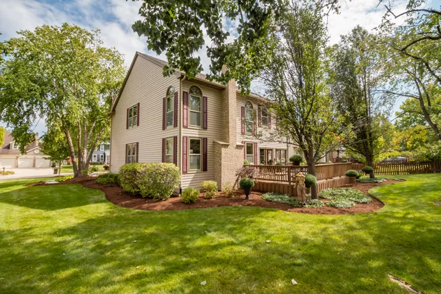 $525,000 | 1582 Dogwood Drive, Crystal Lake, IL 60014