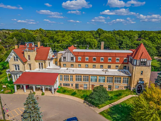 $525,000 | 1582 Dogwood Drive, Crystal Lake, IL 60014