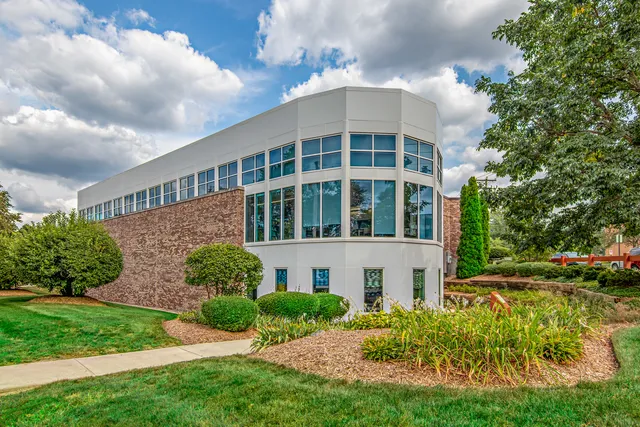 $525,000 | 1582 Dogwood Drive, Crystal Lake, IL 60014