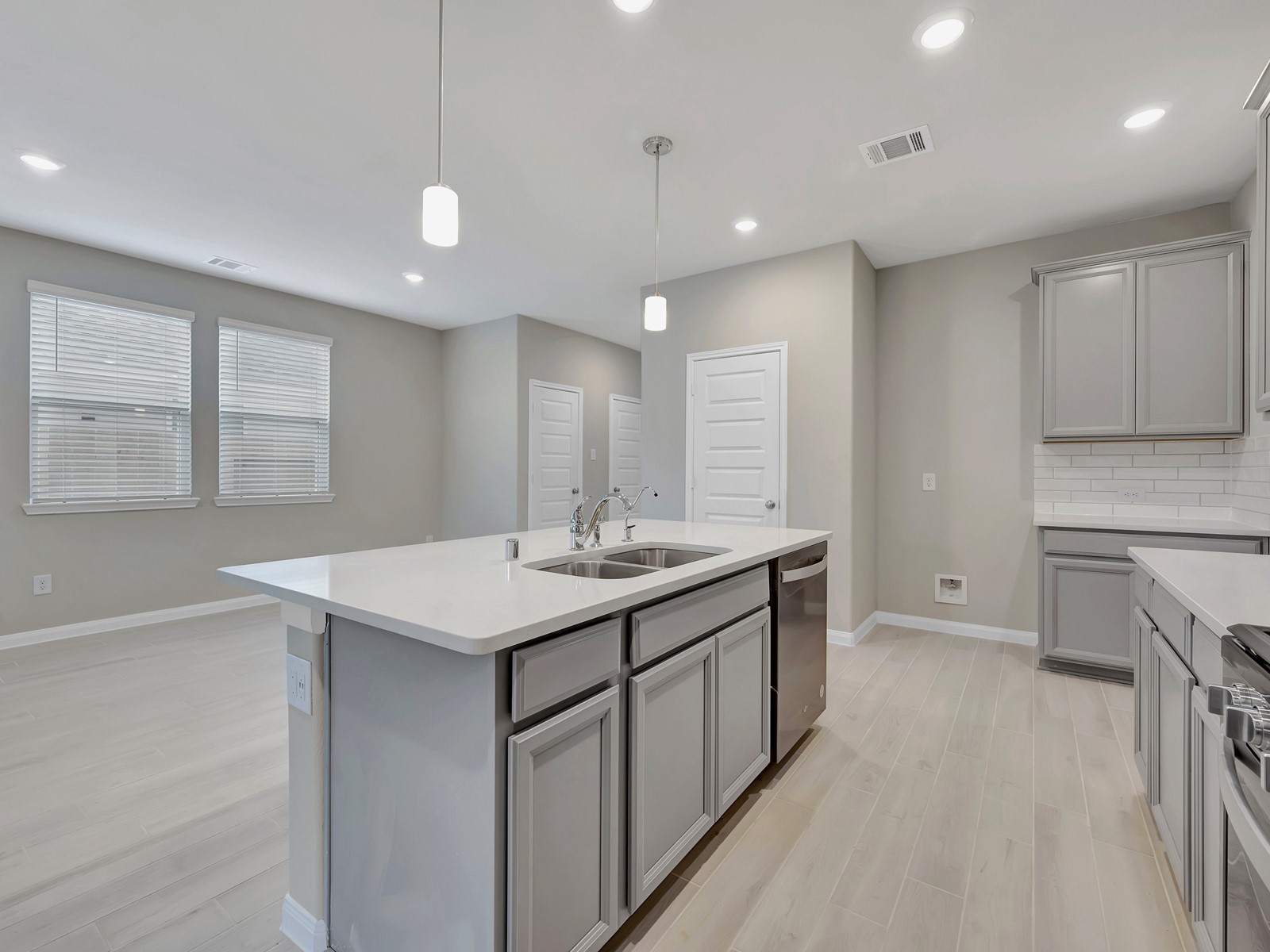 5725 Adamite Way Houston, TX 77048 - Photo 4 of 29 Photo is not of the actual home, but is an inspirational photo of builder’s model home and may depict options, furnishings, and/or decorator features that are not included