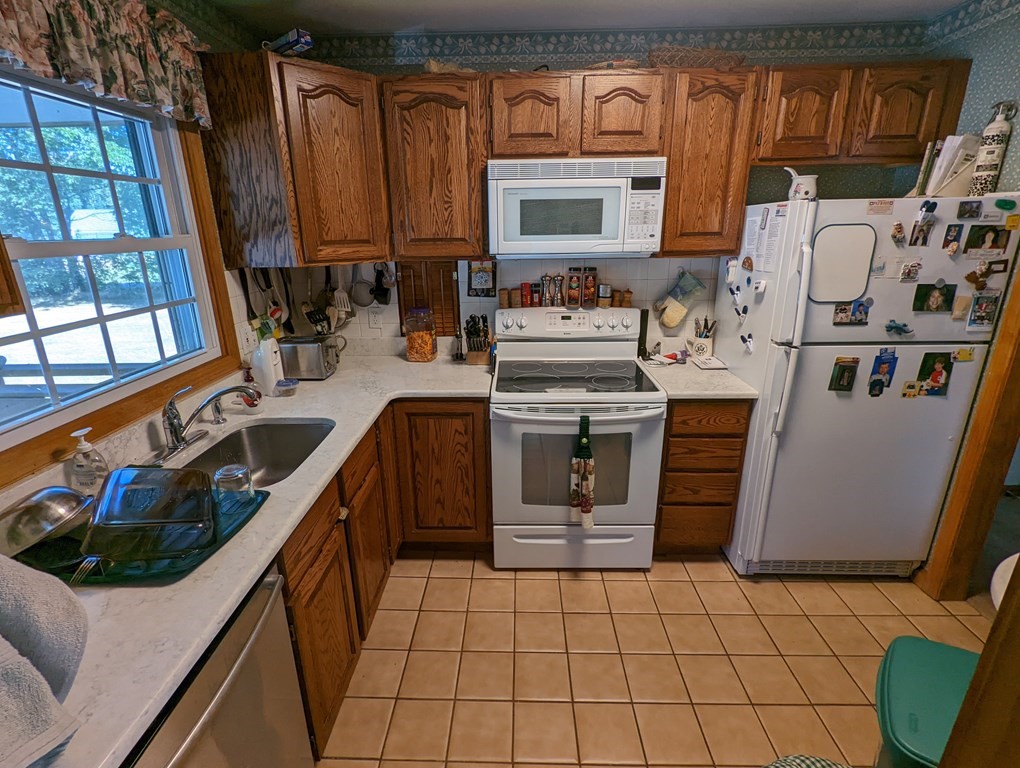 192 Lancaster Road Berlin, MA 01503 - Photo 2 of 17