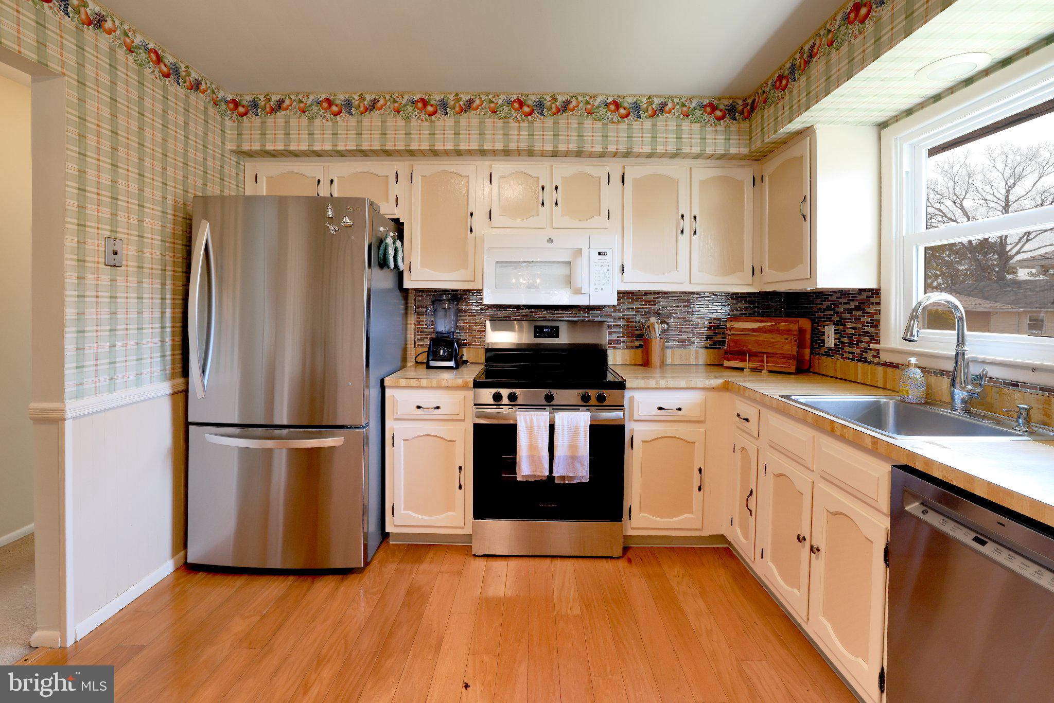 27 Magnolia Road Manahawkin, NJ 08050 - Photo 12 of 26 a kitchen with a refrigerator stove and sink