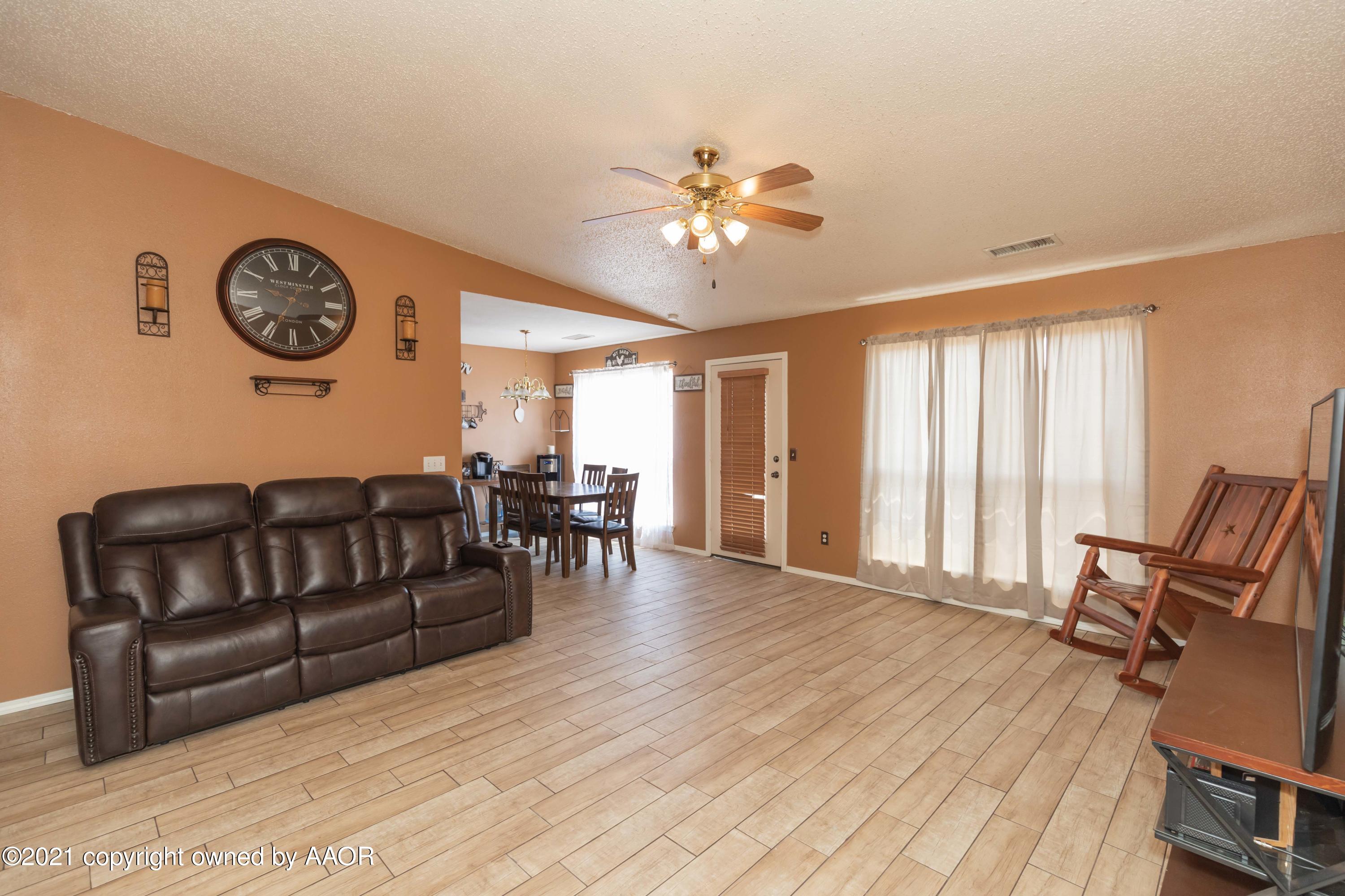 1025 Ketler Street Amarillo, TX 79104 - Photo 12 of 31 a living room with furniture and a large window