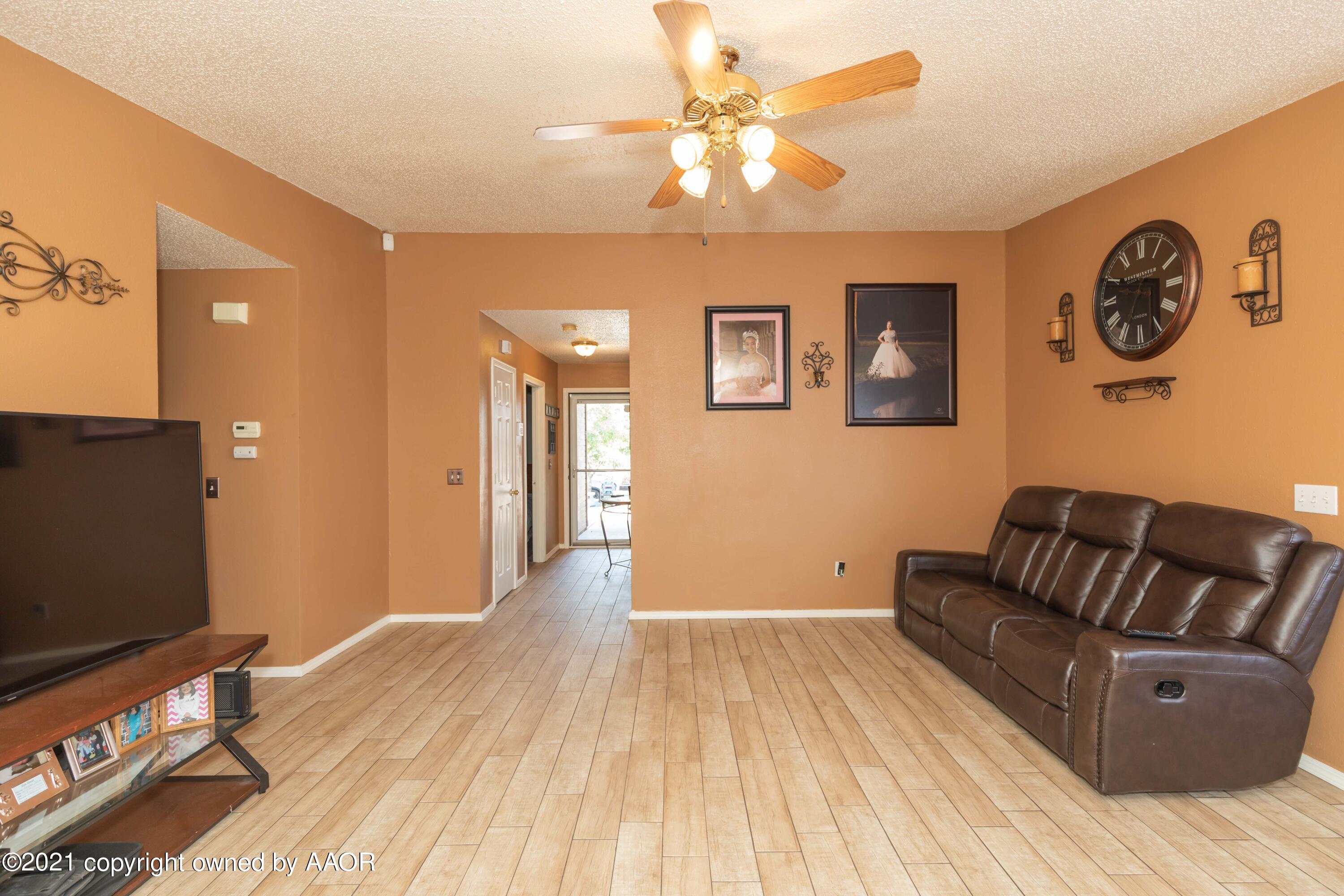 1025 Ketler Street Amarillo, TX 79104 - Photo 13 of 31 a living room with furniture and a flat screen tv