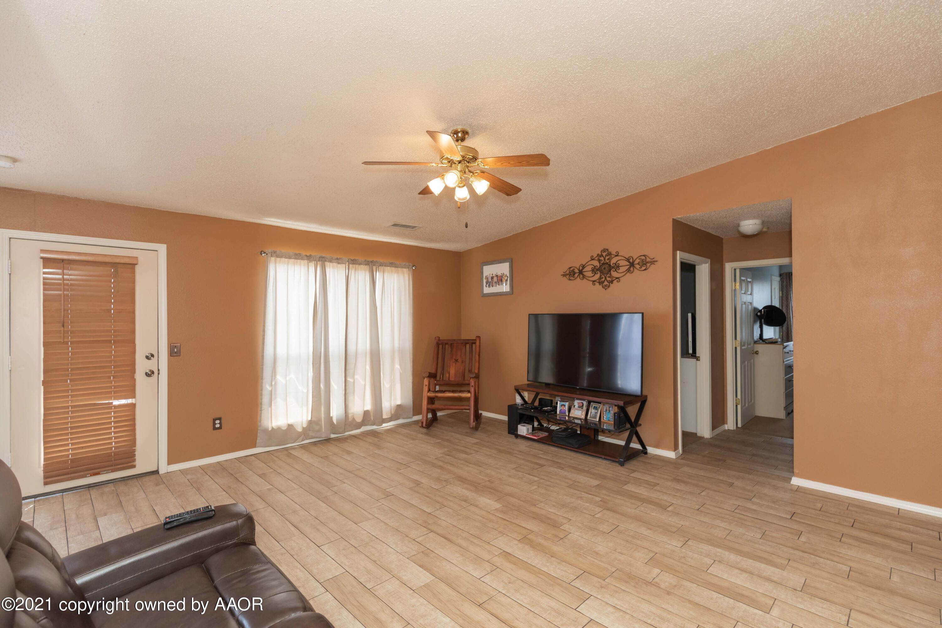 1025 Ketler Street Amarillo, TX 79104 - Photo 14 of 31 a living room with furniture and a flat screen tv