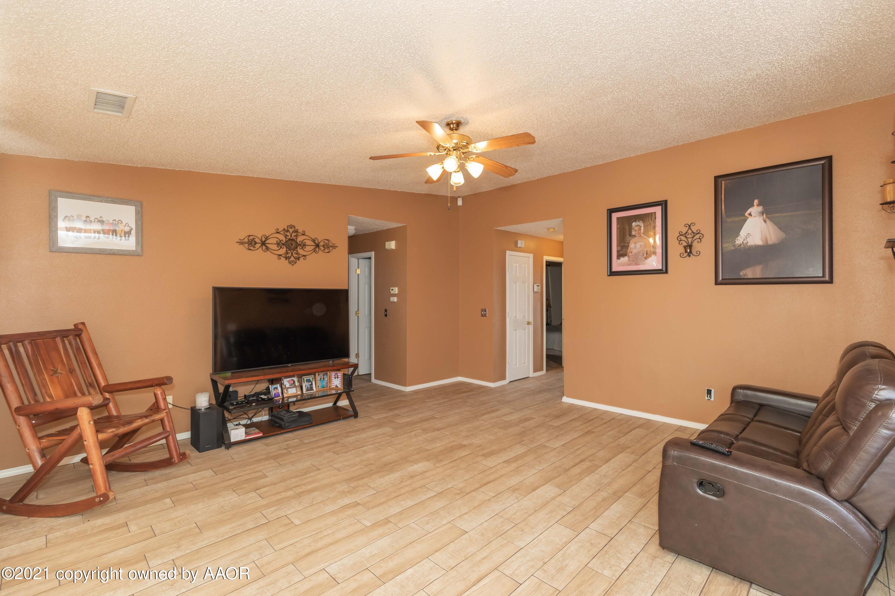 1025 Ketler Street Amarillo, TX 79104 - Photo 15 of 31 a living room with furniture and a flat screen tv