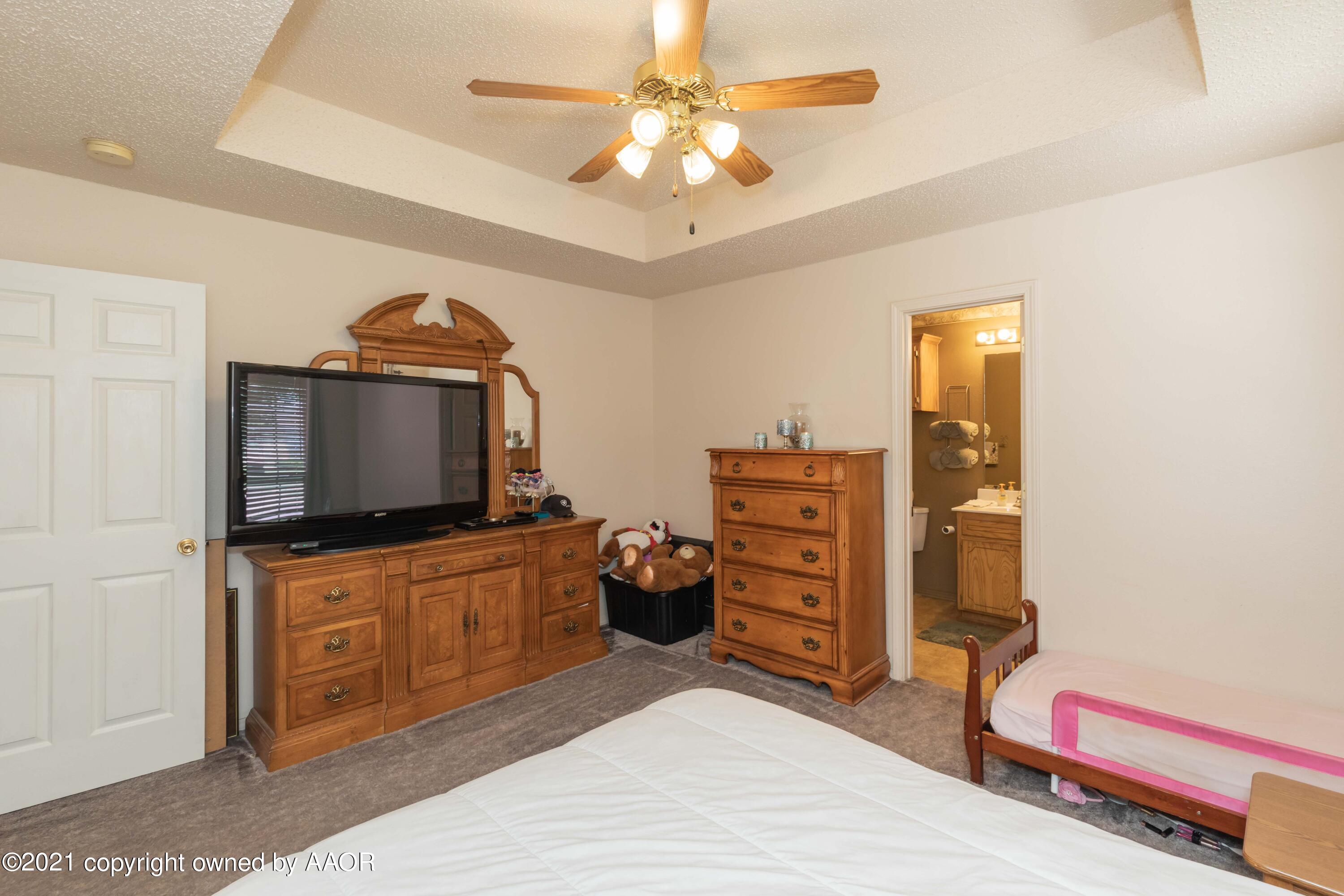 1025 Ketler Street Amarillo, TX 79104 - Photo 21 of 31 a room with furniture and a flat screen tv