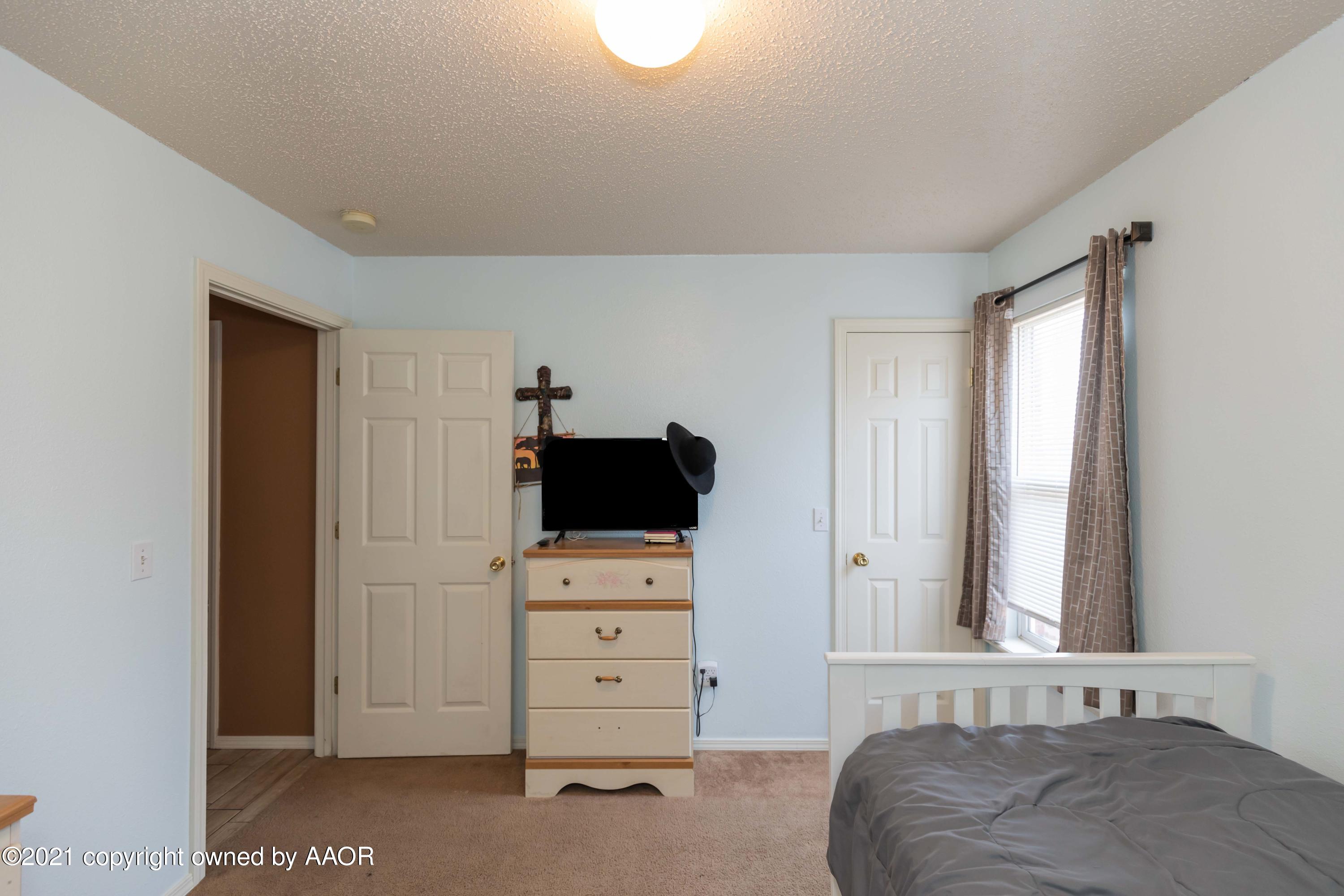1025 Ketler Street Amarillo, TX 79104 - Photo 23 of 31 a bedroom with a bed and furniture