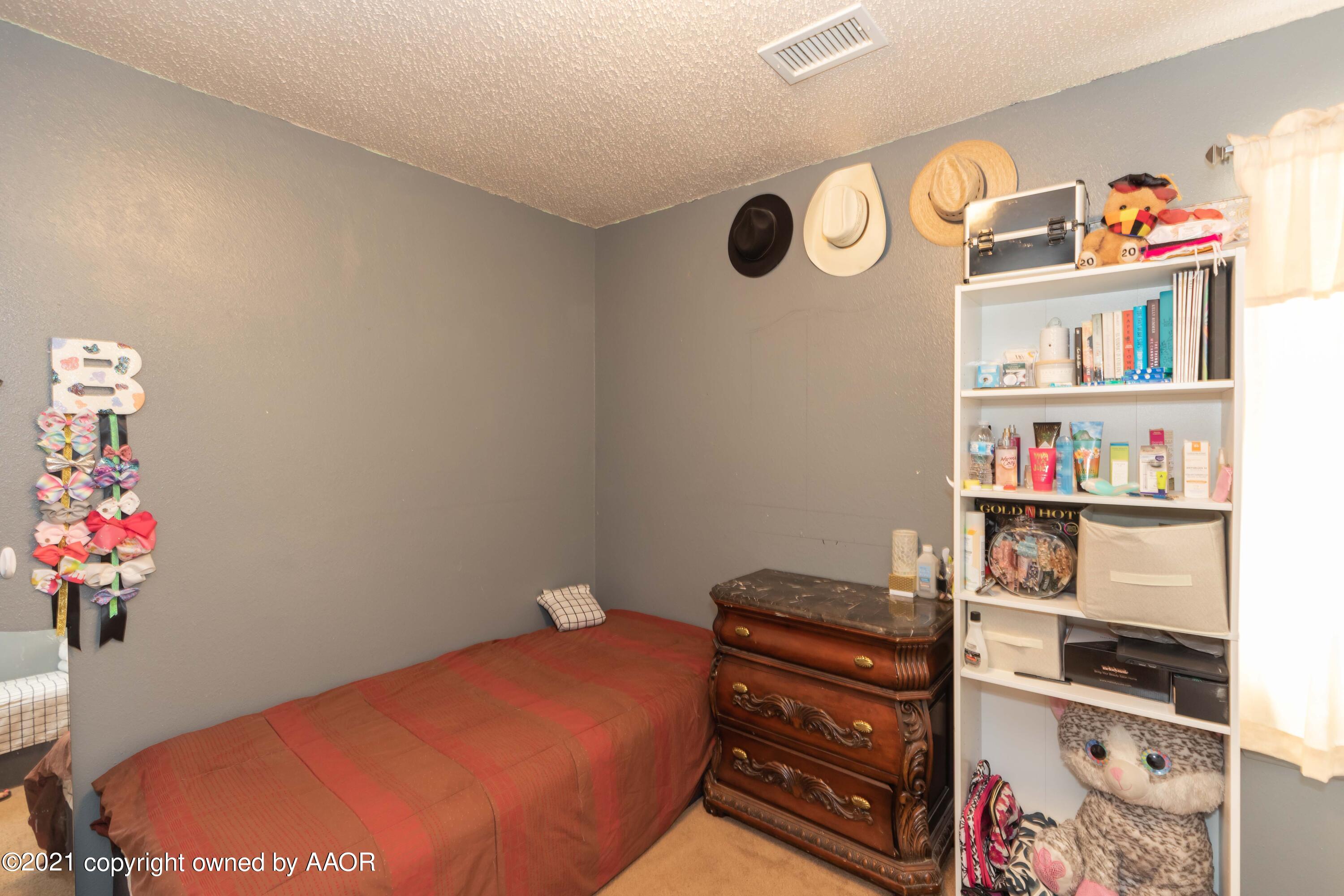 1025 Ketler Street Amarillo, TX 79104 - Photo 27 of 31 a bedroom with furniture and a book shelf