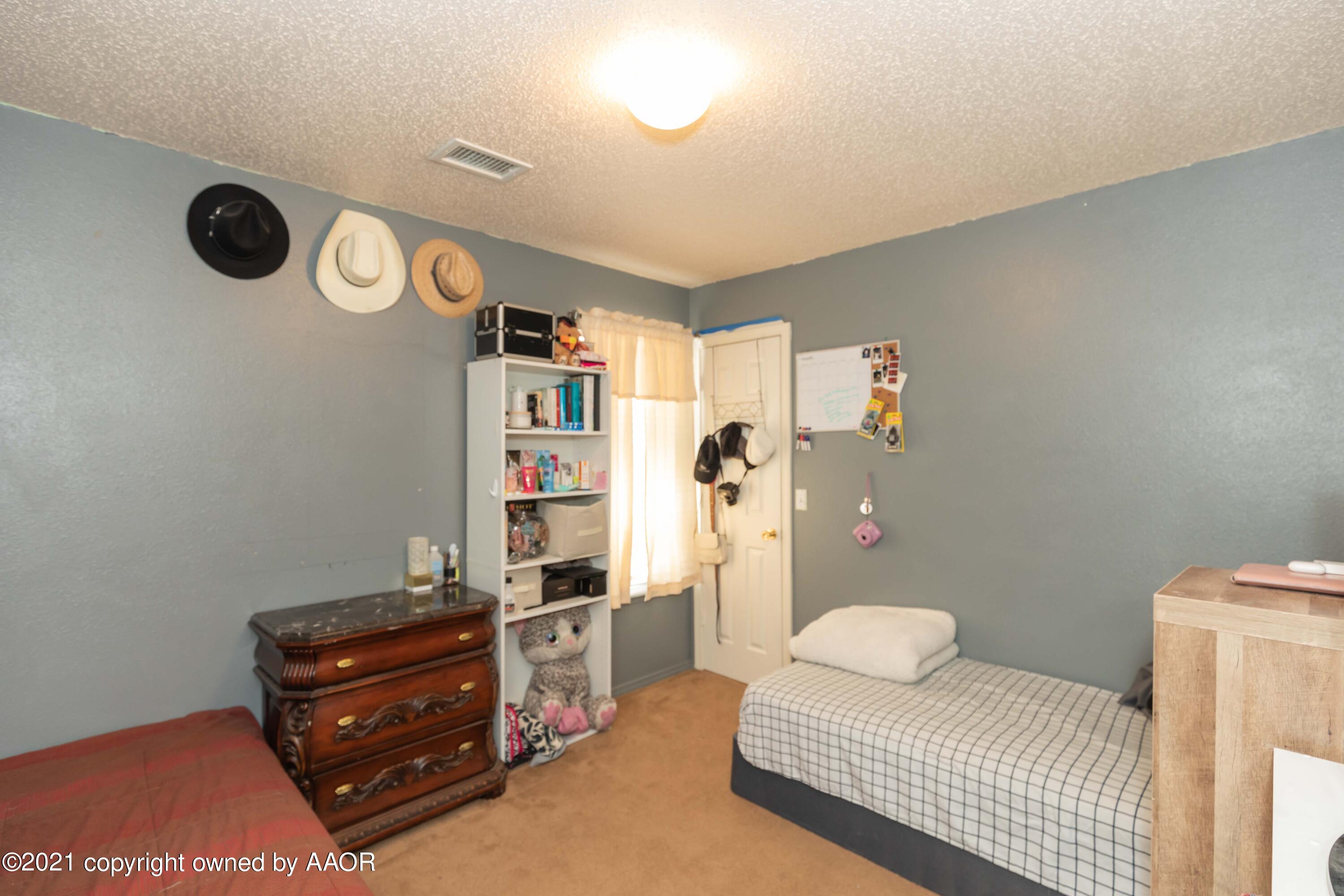 1025 Ketler Street Amarillo, TX 79104 - Photo 28 of 31 a room with furniture and a book shelf