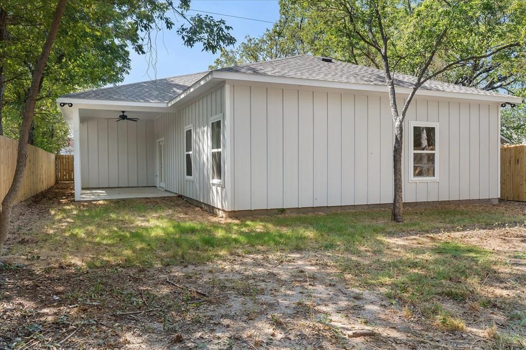 4715 Ramey Avenue Fort Worth, TX 76105 - Photo 30 of 32 a backyard of a house