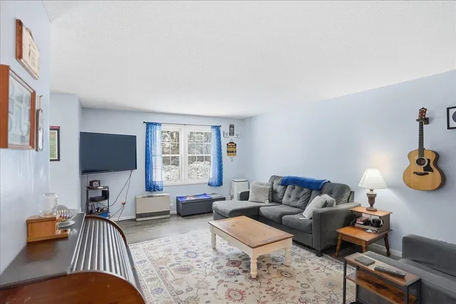 $299,900 | 84 Twin Oaks Terrace, South Burlington, VT 05403