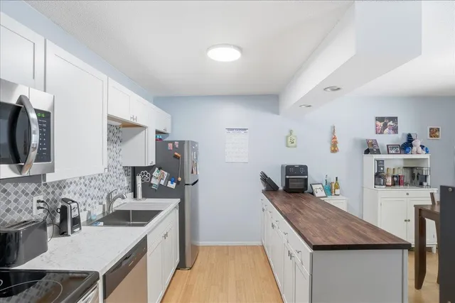 $299,900 | 84 Twin Oaks Terrace, South Burlington, VT 05403