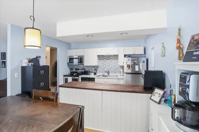 $299,900 | 84 Twin Oaks Terrace, South Burlington, VT 05403