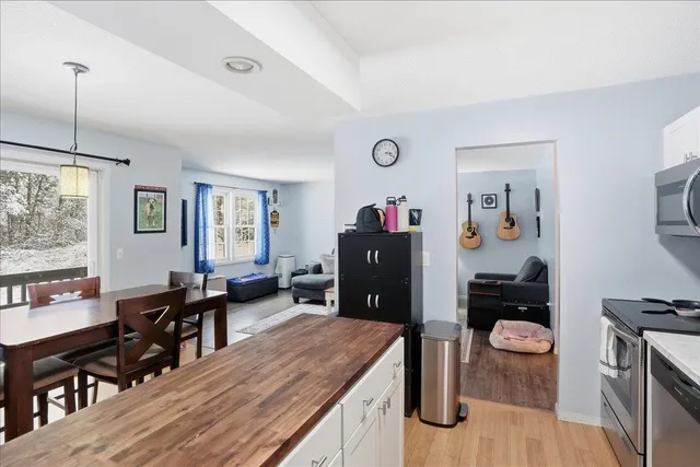 $299,900 | 84 Twin Oaks Terrace, South Burlington, VT 05403