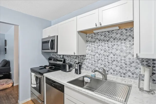 $299,900 | 84 Twin Oaks Terrace, South Burlington, VT 05403