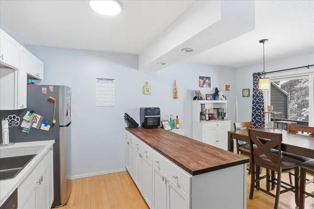 $299,900 | 84 Twin Oaks Terrace, South Burlington, VT 05403