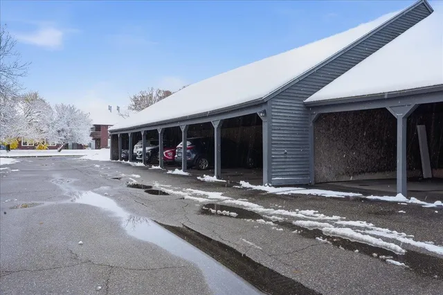 $299,900 | 84 Twin Oaks Terrace, South Burlington, VT 05403